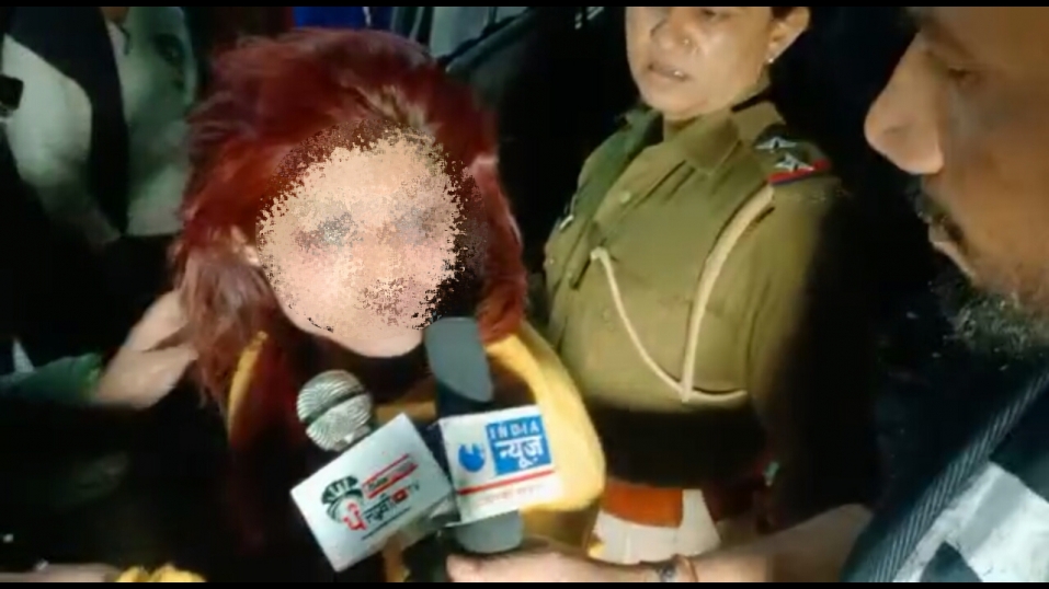 चंडीगढ़ में लड़की ने सरेआम पब्लिक के बीच उतारे अपने सारे कपड़े, जमकर मचाया उत्पात
